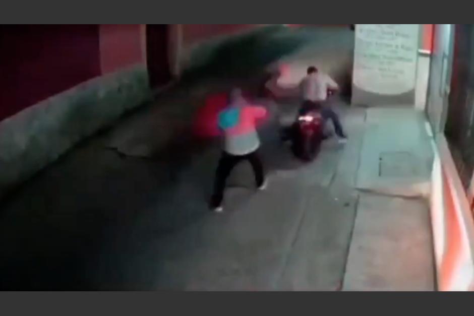 Un repartidor de comida rápida se enfrentó a dos hombres que pretendían asaltarlo en la zona 1 de Mazatenango. (Foto: captura de video)