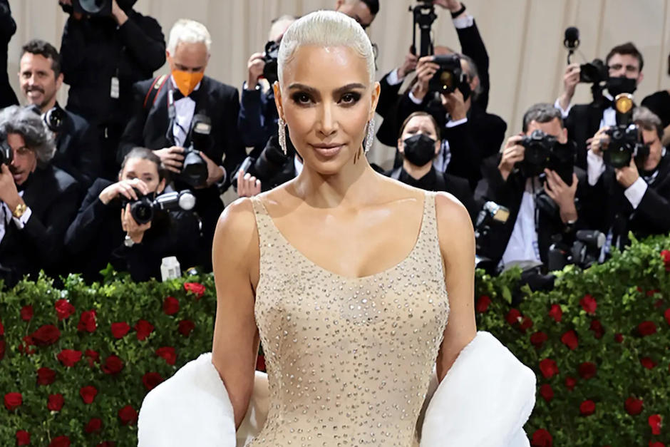 Kim luc&iacute; un vestido que perteneci&oacute; a Marilyn Monroe.&nbsp; (Foto: AFP)