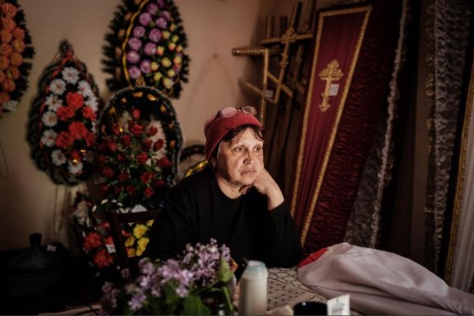 Antonina, de 60 años, se sienta en una funeraria donde trabaja y ahora vive como un refugio con vecinos en Severodonetsk, este de Ucrania, el este de Ucrania. (Foto: AFP)
