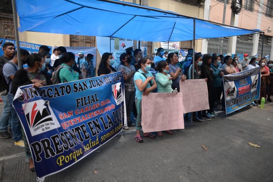 Un grupo de salubristas mantiene una protesta en las afueras del Congreso de la República, en donde pretenden quedarse durante varios días. (Foto: Wilder López/Soy502)