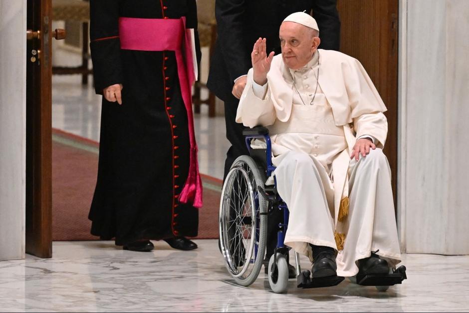 Papa Francisco aparece en silla de ruedas por un dolor de rodillas que le aqueja. (Foto: AFP)