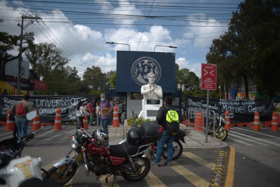 Un grupo de supuestos estudiantes, profesores y trabajadores de la Usac tomó las instalaciones de esta casa de estudios como protesta contra el proceso de elección de rector. (Foto: Wilder López/Soy502)