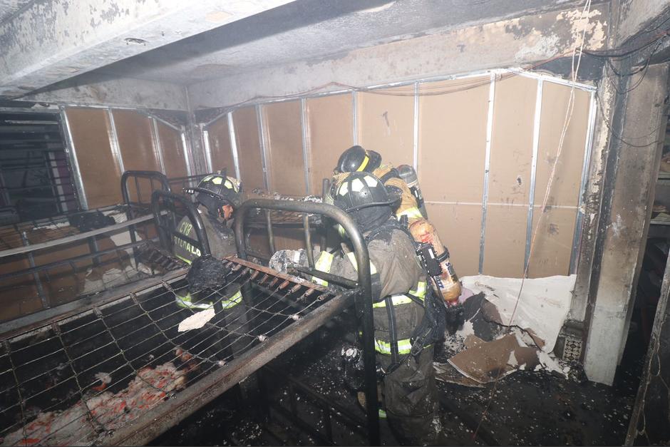 Un incendio de grandes proporciones provocó fuertes daños en un Hogar Seguro de niñas ubicado en la zona 2. (Foto: Bomberos Voluntarios)