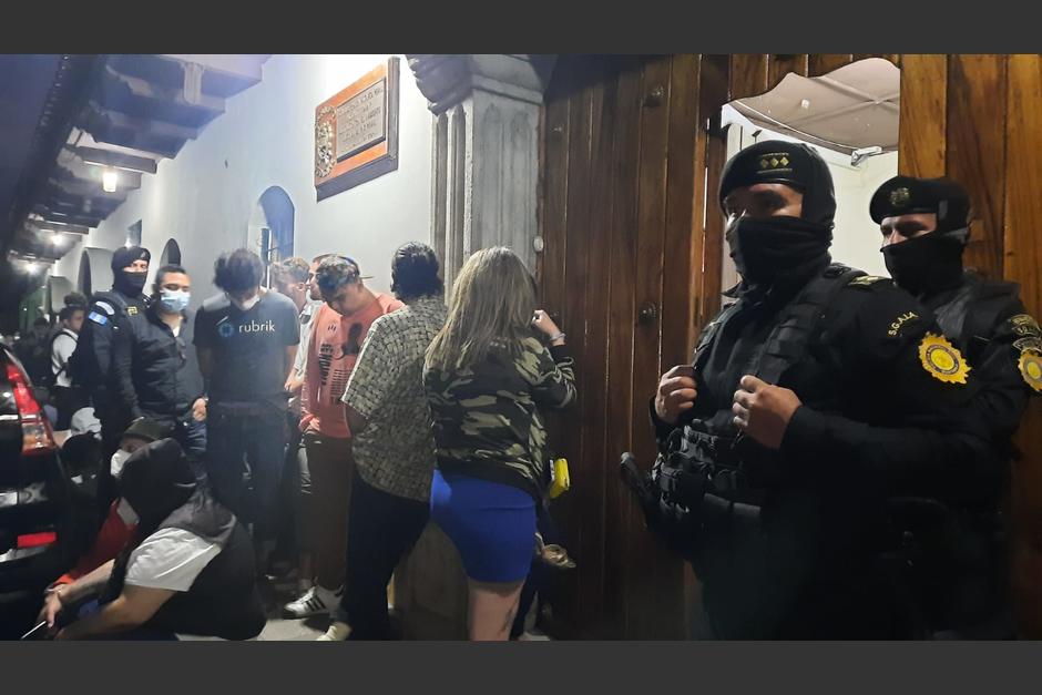 Hombres y mujeres fueron detenidos por incumplir el reglamento de la Ley Seca. (Foto: PNC)