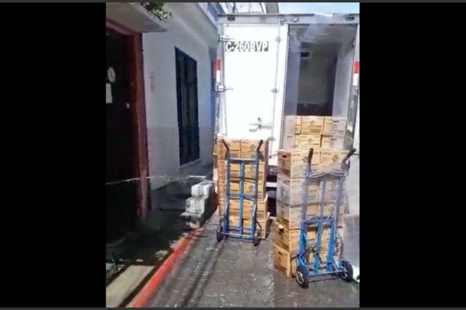 La vecina moja la mercader&iacute;a para que se retiren de su casa. (Foto: captura de pantalla)