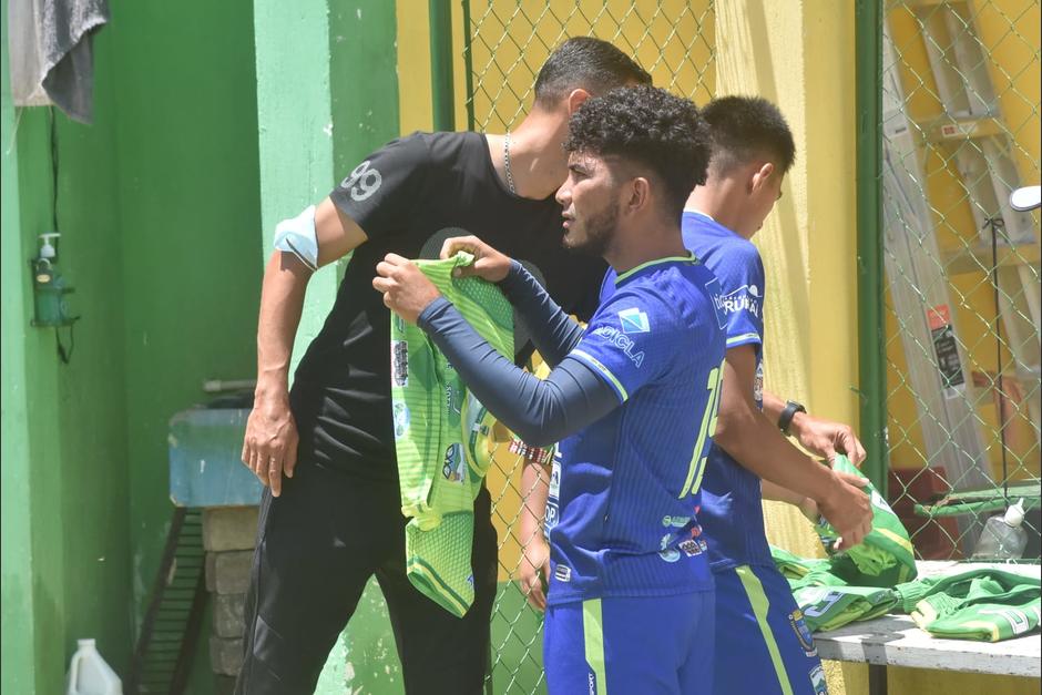 Ambos equipos saltaron a la cancha con un uniforme muy parecido y debido a ello se retras&oacute; el inicio del partido. (Foto: Nuestro Diario)