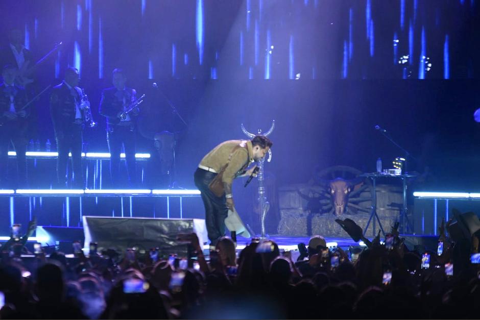 El cantante tuvo un detalle con sus admiradoras, pero que provocó una pequeña disputa por la prenda. (Foto: Wilder López/Soy502)