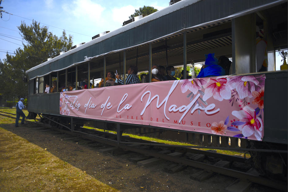 un grupo de madres disfrutaron de un paseo en tren ofrecido por Fegua este 10 de mayo. (Foto: Wilder L&oacute;pez/Soy502)