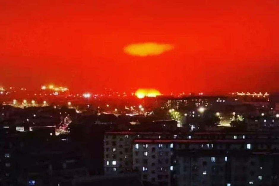 El cielo se torn&oacute; de color rojo en&nbsp;la ciudad china de Zhoushan. (Foto: Twitter)