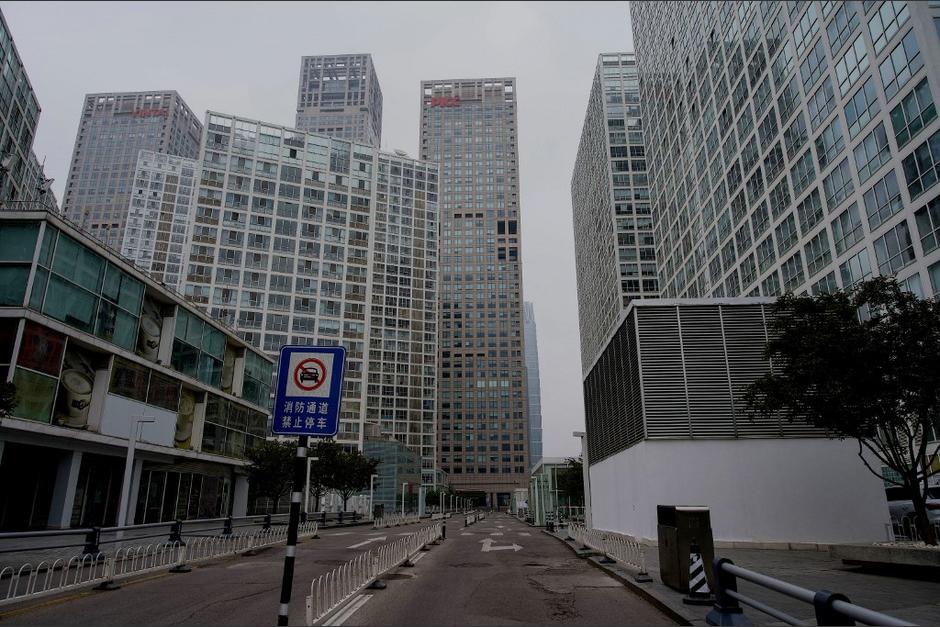 Las nuevas restricciones anticovid convierten a Pek&iacute;n en una ciudad fantasma. (Foto: AFP)