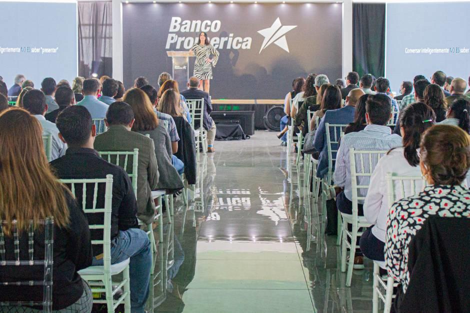 Karen Montalva, durante la conferencia. (Fotografía: Content Marketing Soy502)