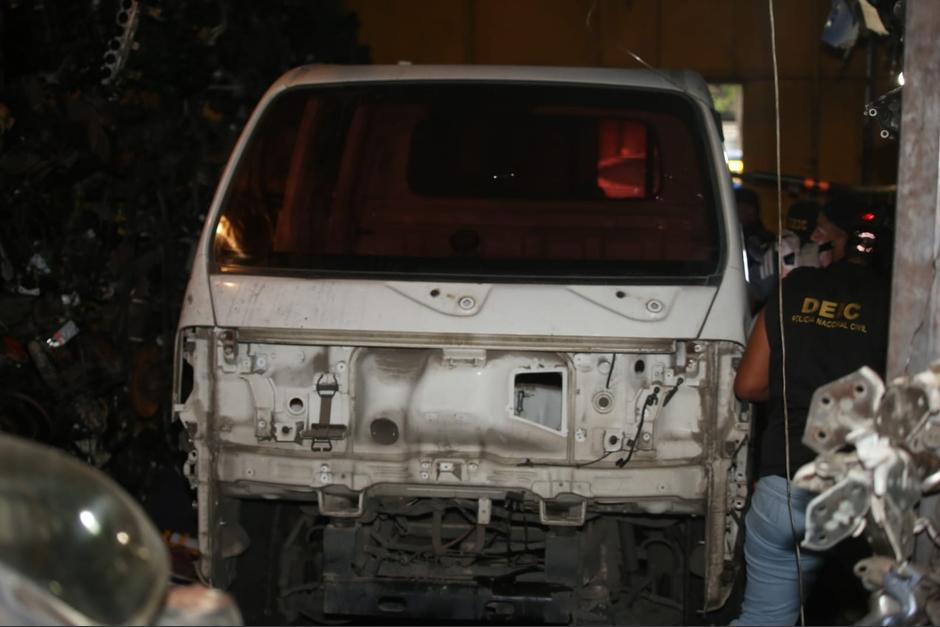 Un camión, un motor y varias placas de circulación fueron encontradas en un taller de mecánica en donde desmantelaban vehículos robados. (Foto: PNC)