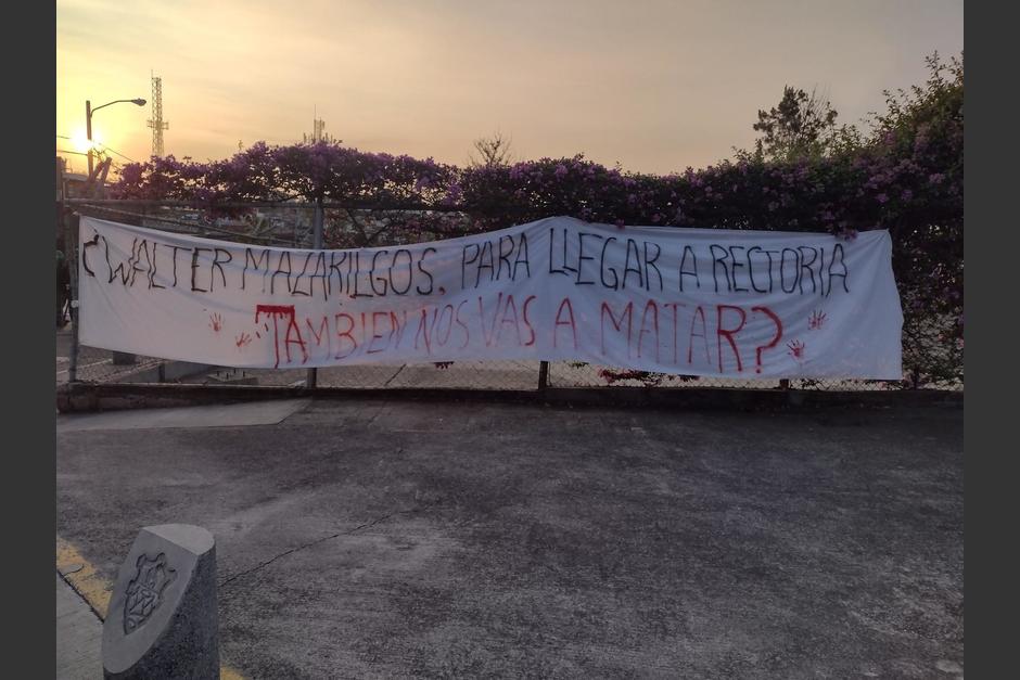 Estudiantes cuelgan mantas en protesta de la elección del rector de la USAC. (Foto: Twitter)