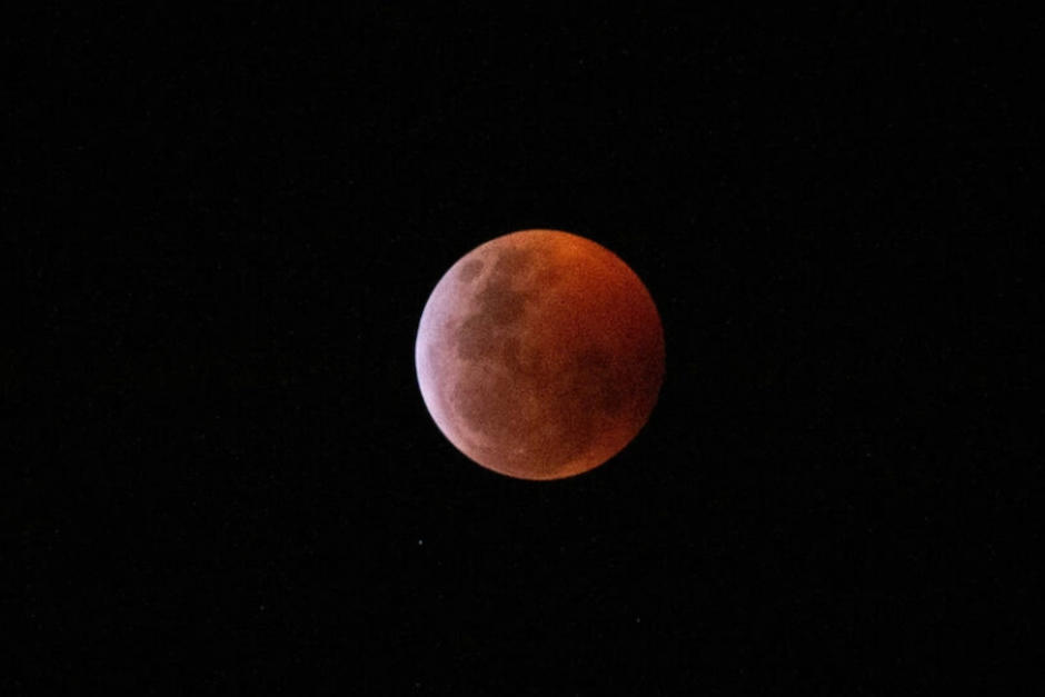 As&iacute; vivieron los internautas el eclipse de luna roja a&uacute;n cuando el cielo de Guatemala estaba nublado. (Foto: AFP)