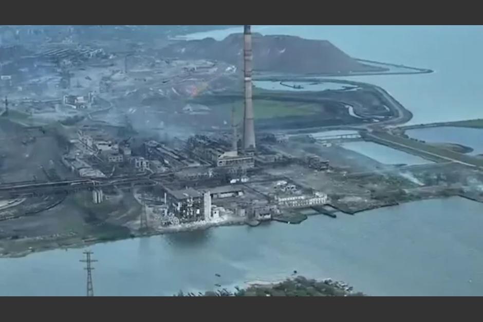 La imagen muestra bombas de fósforo cayendo a soldados en Mariupol. (Foto: captura de pantalla)