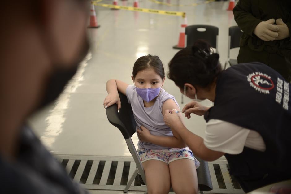 El Ministerio de Salud inici&oacute; con la vacunaci&oacute;n a ni&ntilde;os menores de 12 a&ntilde;os en noviembre. (Foto: Archivo/Soy502)&nbsp;