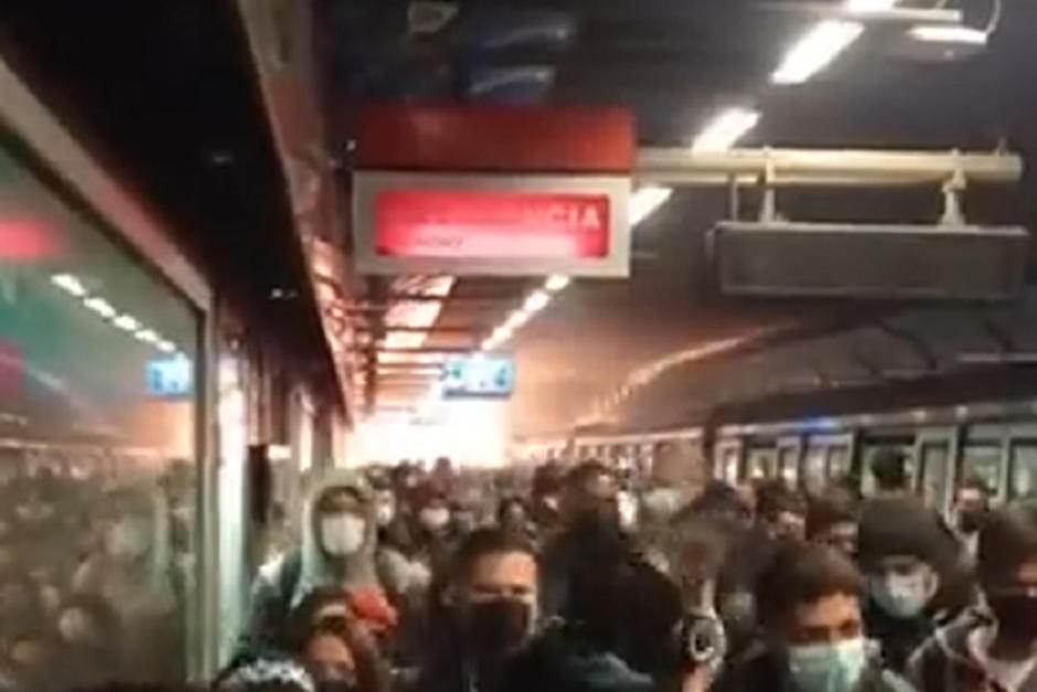 El cuerpo de Bomberos reportó que no se constataron heridos, aunque dos mujeres sufrieron golpes durante la estampida. (Foto: Los 40)&nbsp;