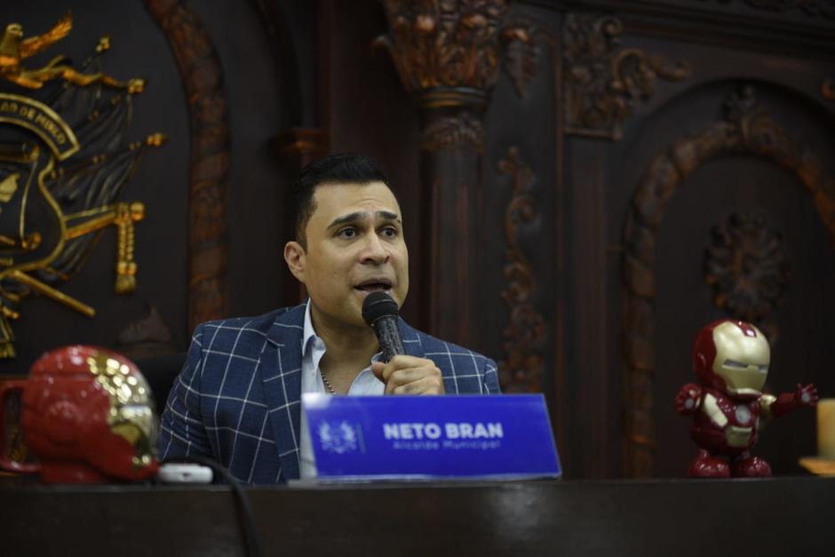 Las figuras de "Iron Man" que acompañaron al alcalde de Mixco, Neto Bran, durante una conferencia de prensa. (Foto: Wilder LópezL/Soy502)