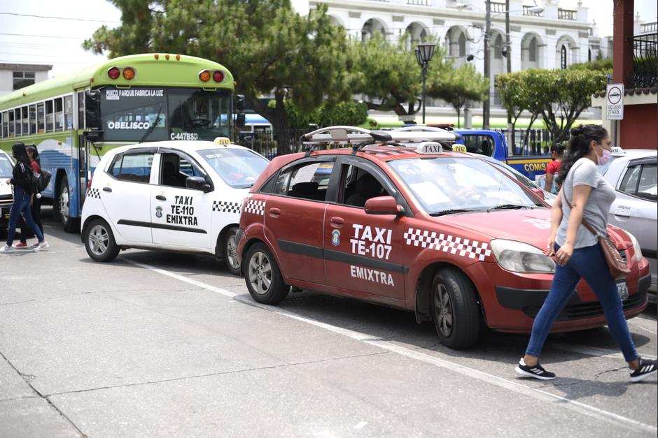 Buses escasos e incremento del pasaje, los guatemaltecos se enfrentan a una "nueva normalidad" con una crisis en el transporte urbano. (Foto: Wilder L&oacute;pez/Soy502)