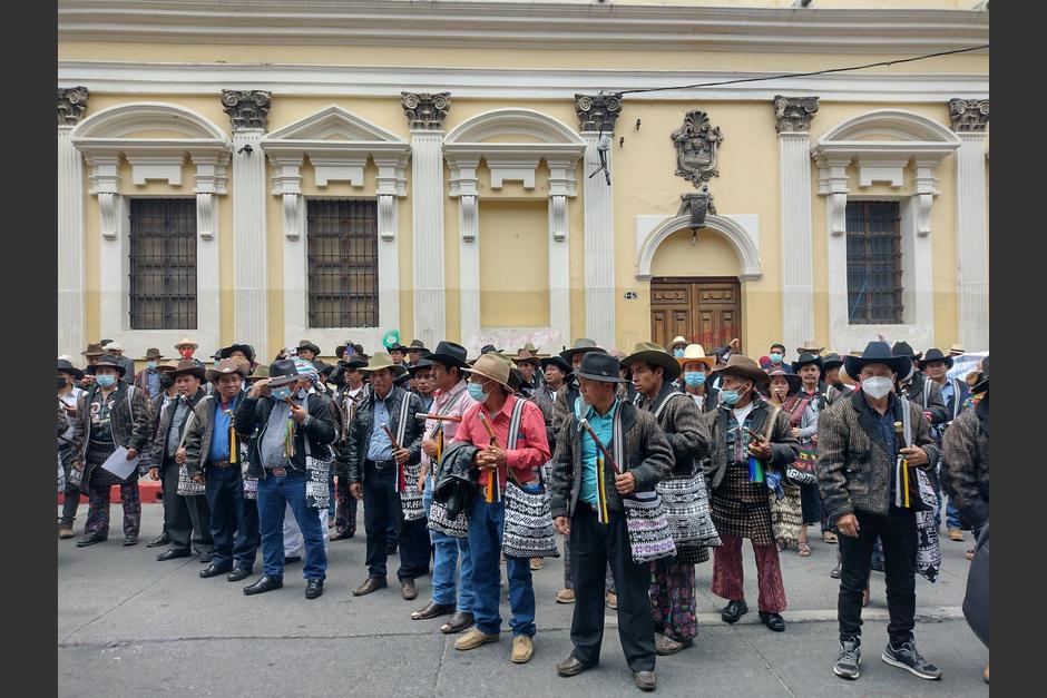 Autoridades indígenas manifiestan en las afueras del Congreso de la República, en rechazo a la reelección de Consuelo Porras como Fiscal General. (Foto: @crfger)