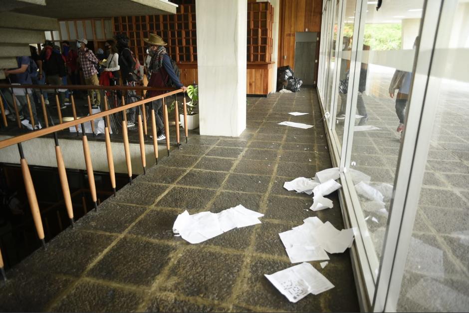 Un grupo de estudiantes universitarios irrumpió el edificio de Rectoría en la Usac. (Foto: Wilder López/Soy502)