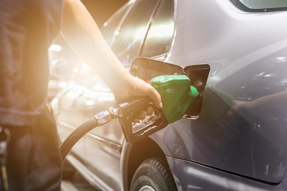 Los precios de los combustibles presentan una leve disminución este viernes. (Foto: AFP)&nbsp;