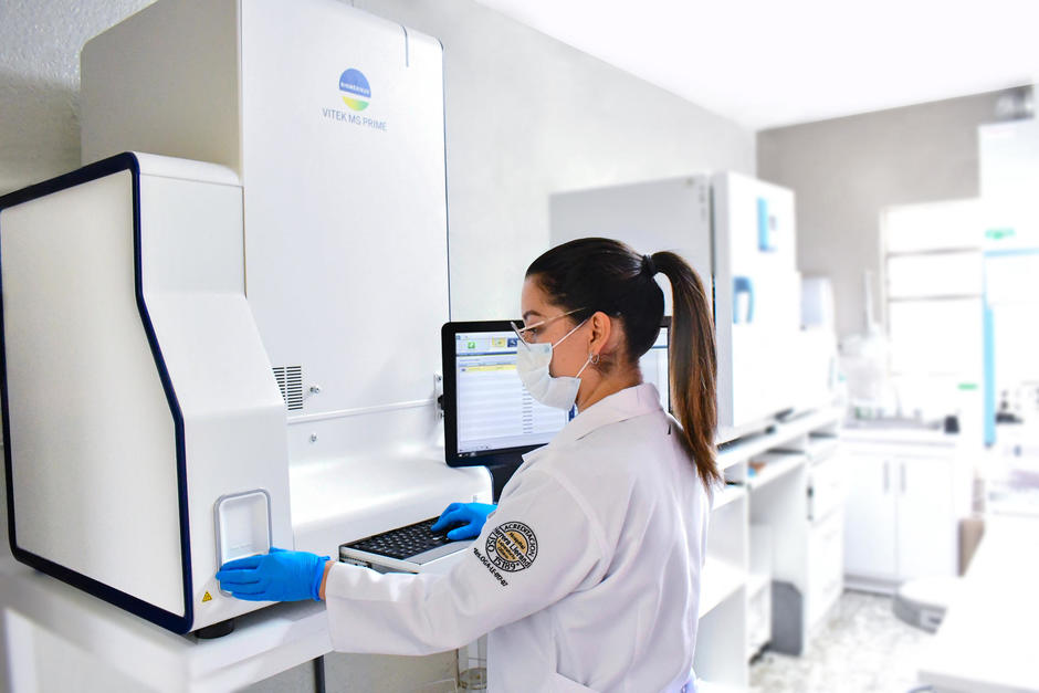 Hospital Herrera Llerandi introduce equipo para la identificación de microorganismos. (Fotografía cortesía: Hospital Herrera Llerandi)
