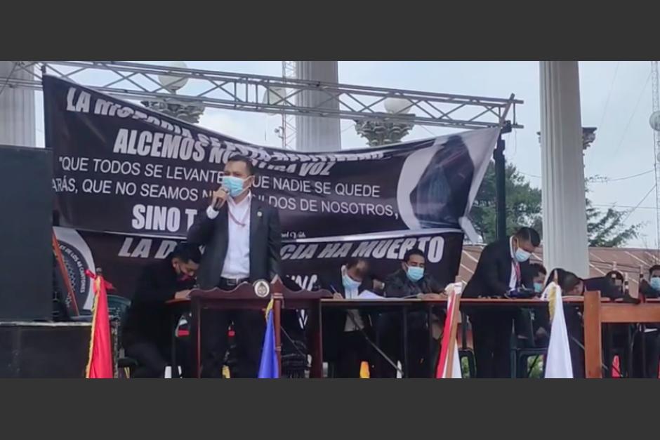 Pobladores de Totonicap&aacute;n se concentran en el parque central para manifestar en contra de la elecci&oacute;n de Consuelo Porras y el incremento en los precios. (Foto: Captura de pantalla / Totovisi&oacute;n)&nbsp;