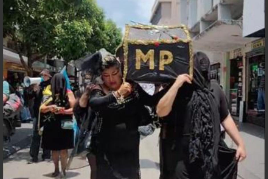 La peculiar manifestaci&oacute;n se desarroll&oacute; en las calles de la ciudad. (Foto: Captura de pantalla, transmisi&oacute;n Dinora V&eacute;liz)&nbsp;