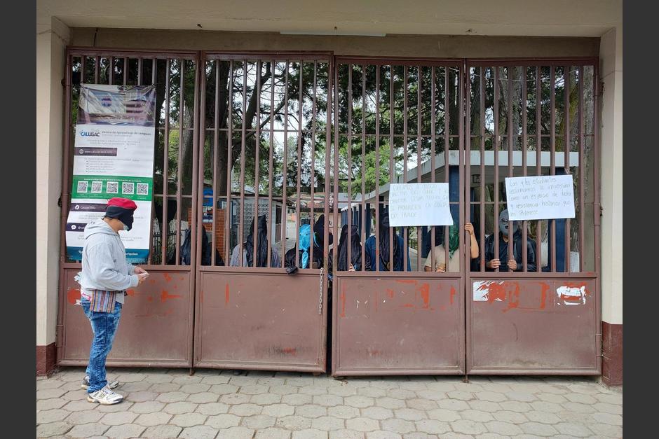 Estudiantes tomaron las instalaciones del CUNOC en rechazo a la elección de Mazariegos. (Foto: La Voz de Xela)&nbsp;