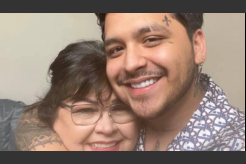 La abuela de Nodal critic&oacute; el color de piel y los ojos de Belinda. (Foto: Facebook)