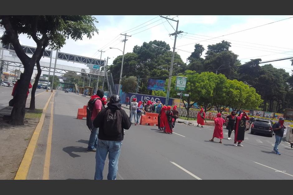 La avenida Petapa se encuentra bloqueada por los encapuchados. (Foto: Twitter)