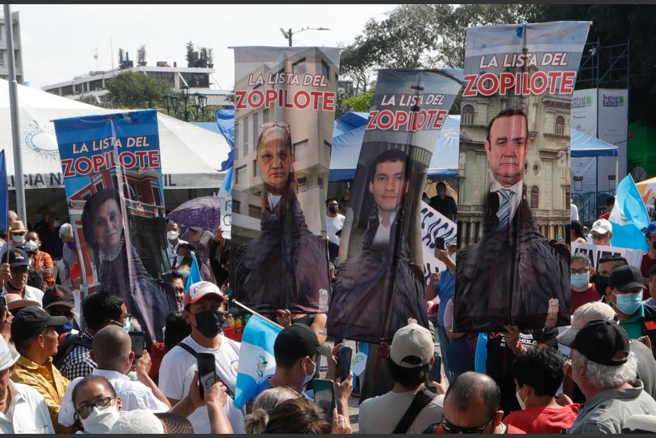 Guatemaltecos manifiestan frente al Palacio Nacional de la Cultura. (Foto: Soy502)&nbsp;