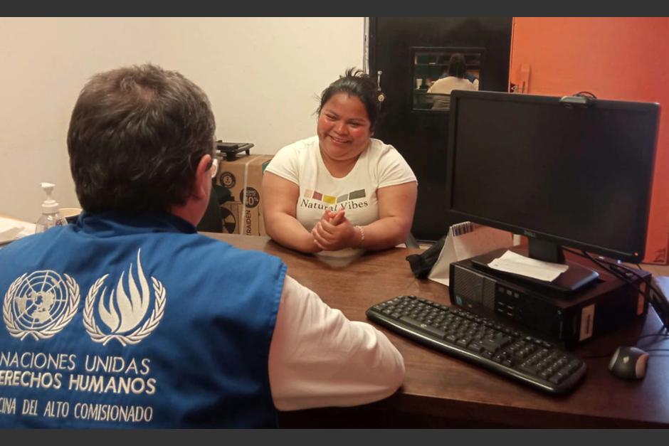 Juanita Alonzo conversa con un representante de la ONU para los Derechos Humanos. (Foto:&nbsp;ONU-DH MÉXICO)