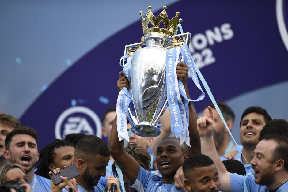 Aficionados del Manchester City abarrotan el estadio y destruyen la portería. (Foto: AFP)