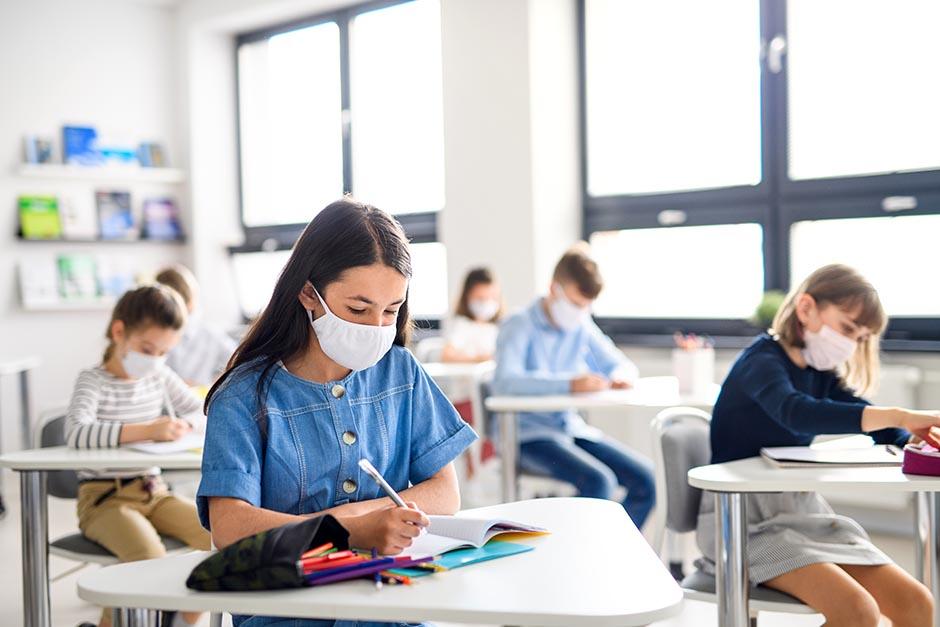 El Ministerio de Educaci&oacute;n actualiz&oacute; las normas para prevenir el contagio de Covid-19 en colegios y escuelas del pa&iacute;s. (Foto: Shutterstock)