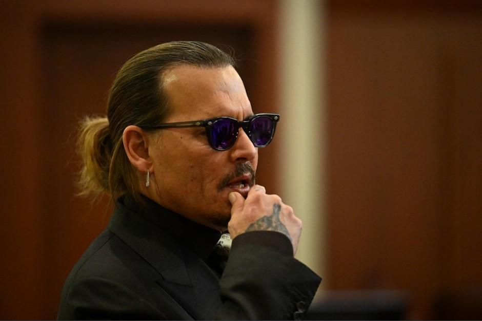 Jhonny Depp imita a Jack Sparrow para sus fans al salir del juicio contra Amber Heard. (Foto AFP)