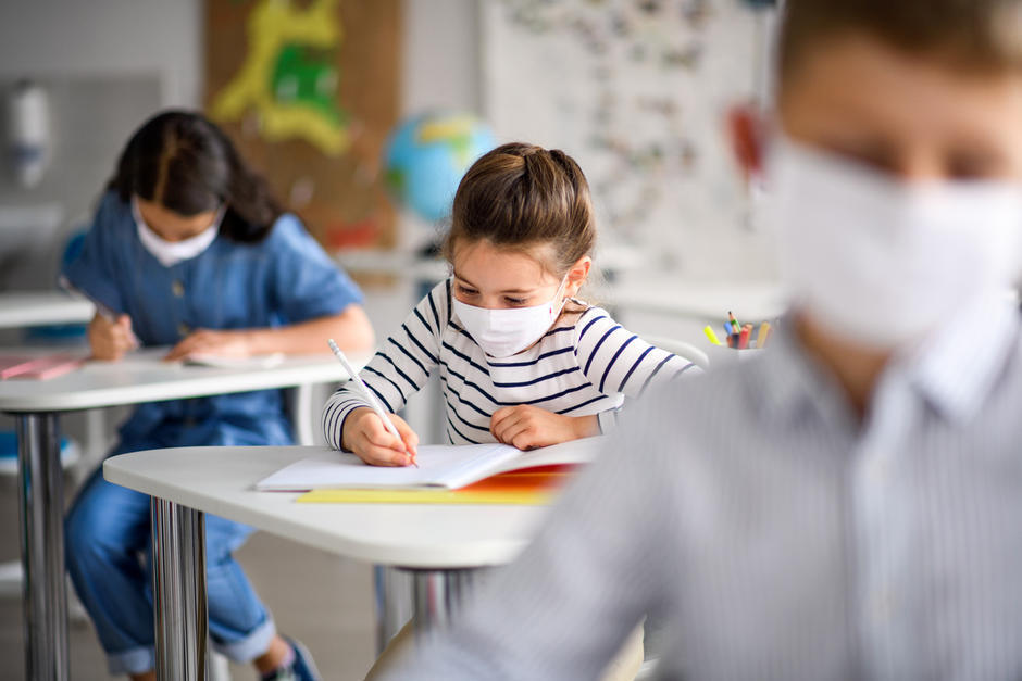El Ministerio de Educación definió que la mascarilla será obligatoria dentro de los colegios y escuelas. (Foto: Shutterstock)&nbsp;