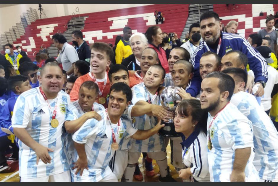 La Selecci&oacute;n de Argentina se coron&oacute; campeona de la Copa Am&eacute;rica de Talla Baja en Per&uacute;. (Foto: Facebook Foto Gol )