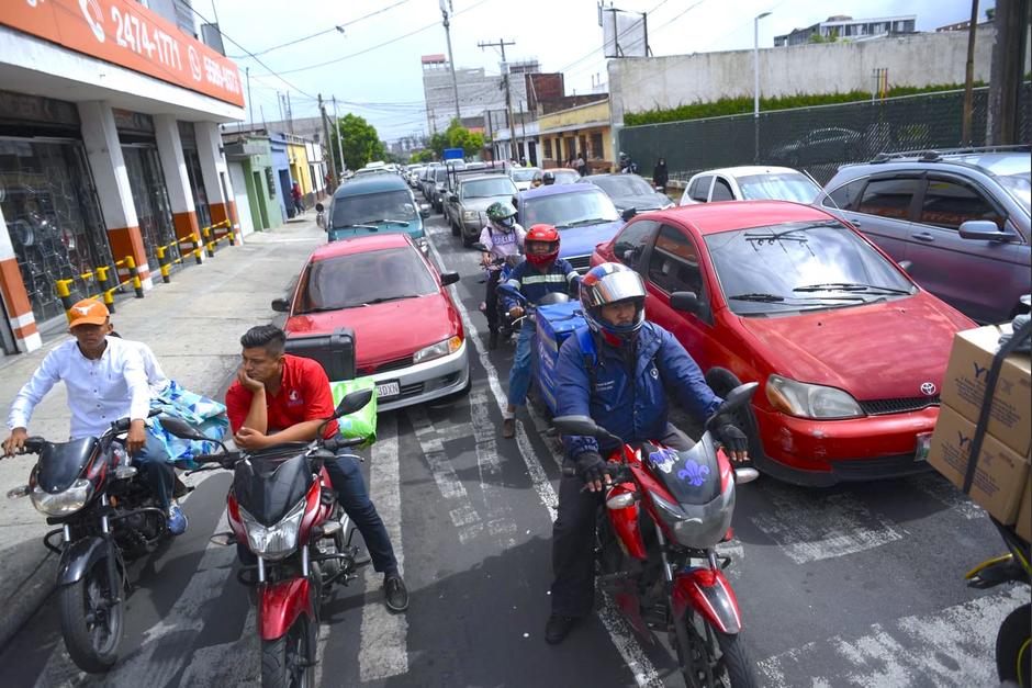 Algunos conductores se desesperan al esperar por varios minutos que el semáforo continuar su rumbo. (Foto: Wilder López/Soy502)