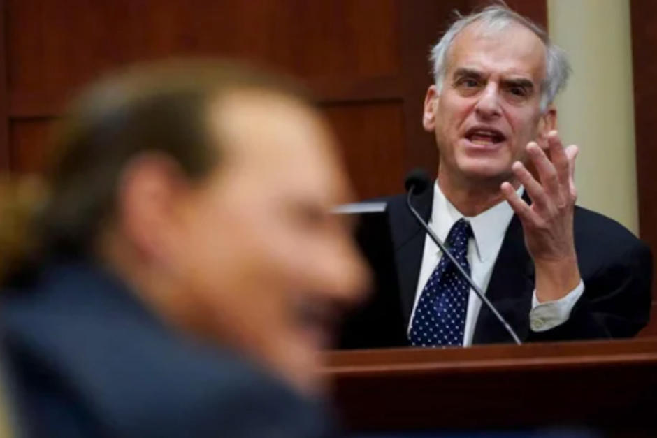 El actor reaccionó expresándose con risas mientras escuchaba el interrogatorio del psiquiatra de Heard. (Foto: AFP)