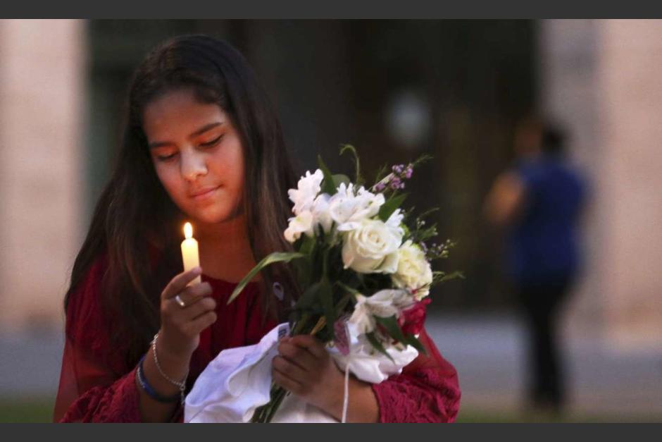 El padre llora la pérdida de los compañeros de su hijo sobreviviente. (Foto: Los Ángeles Times)