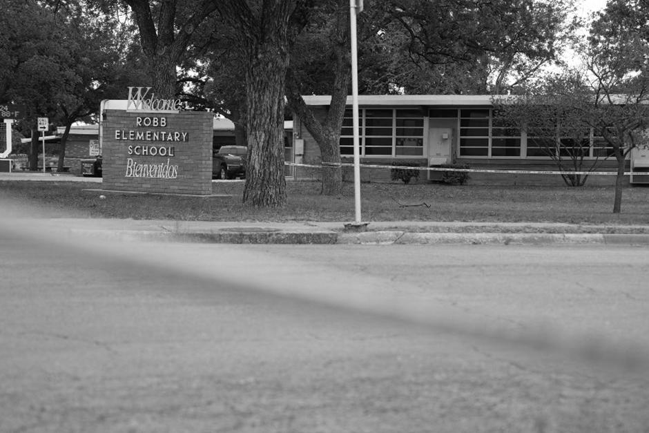 Un joven de 18 años mató a 19 niños y dos maestras en una escuela primaria en Uvalde, Texas, Estados Unidos. (Foto: AFP)