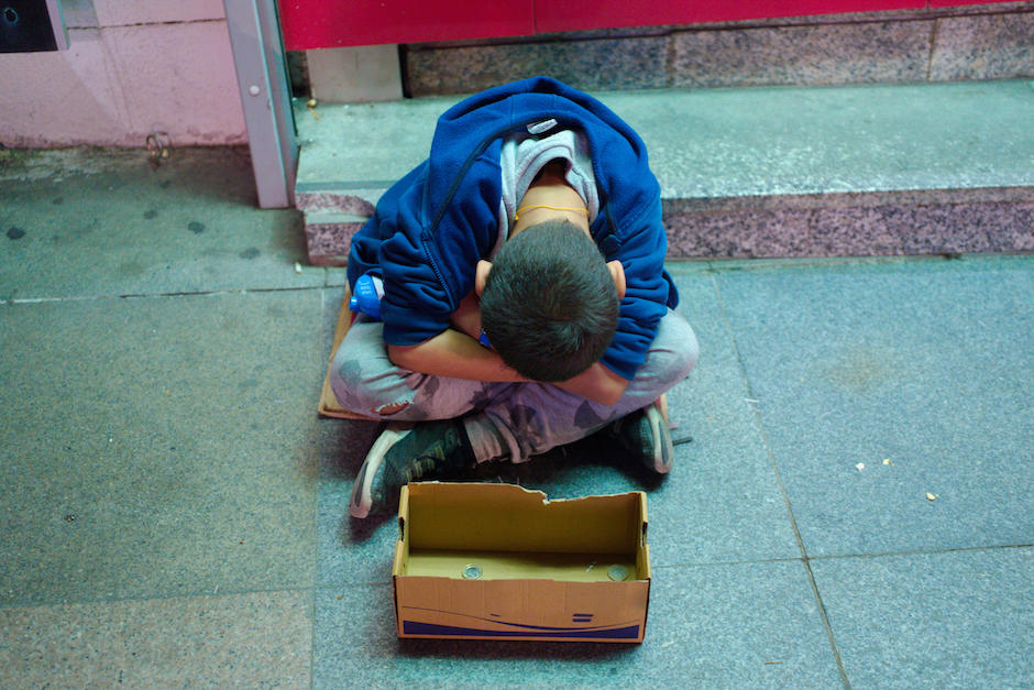 Un menor de 10 a&ntilde;os era obligado por su mam&aacute; y su padrastro a vender golosinas. (Foto: Shutterstock)
