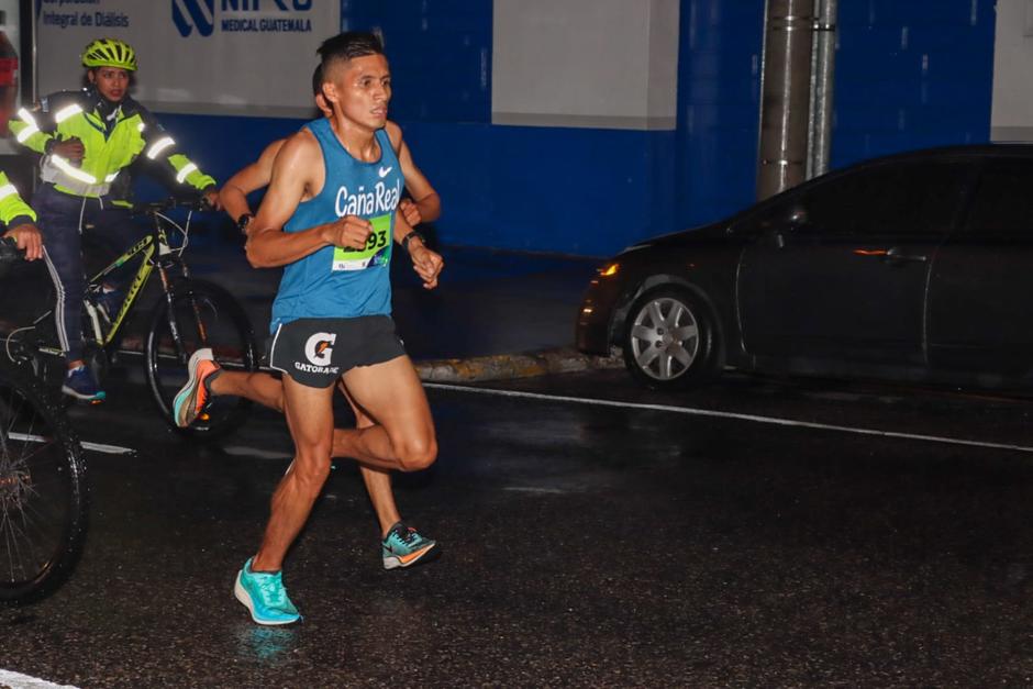 Mario Pacay logr&oacute; imponer su ritmo y se coron&oacute; como el ganador de la carrera nocturna de la ciudad. (Foto: Muni Guate)