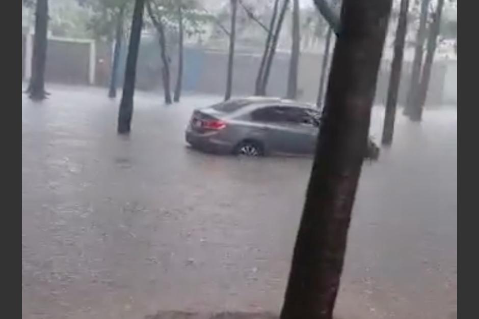 Varios vehículos quedaron atrapados entre la correntadas e inundación que se registró sobre el Anillo Periférico este sábado 28 de mayo. (Foto: captura de pantalla/ Meteorología GT)