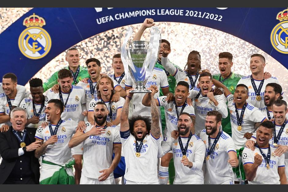 Marcelo recibi&oacute; el gafete de capit&aacute;n por parte de Benzema para que pudiese levantar la copa. (Foto: AFP)