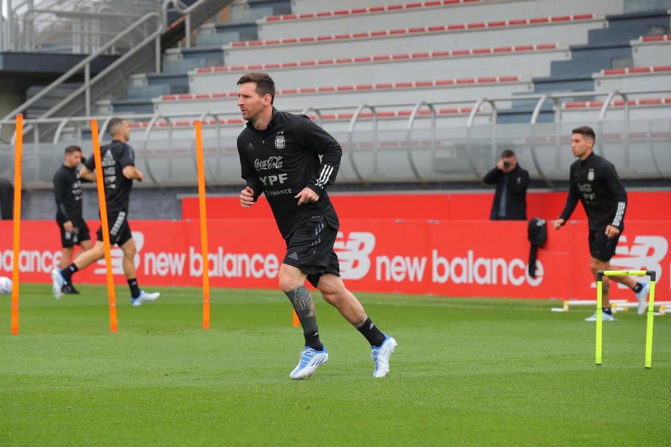 Lionel Messi entrena junto con sus compañeros de cara el encuentro contra Italia. (Foto: Selección Argentina)