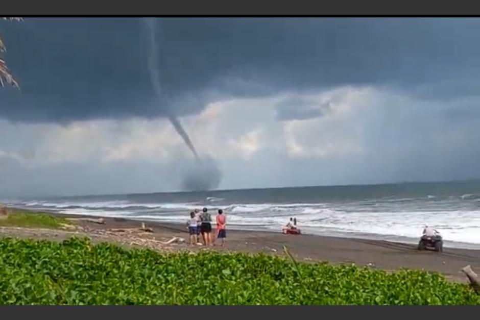 El fenómeno natural se produjo la tarde del sábado en la costa sur de Guatemala. (Captura Video)