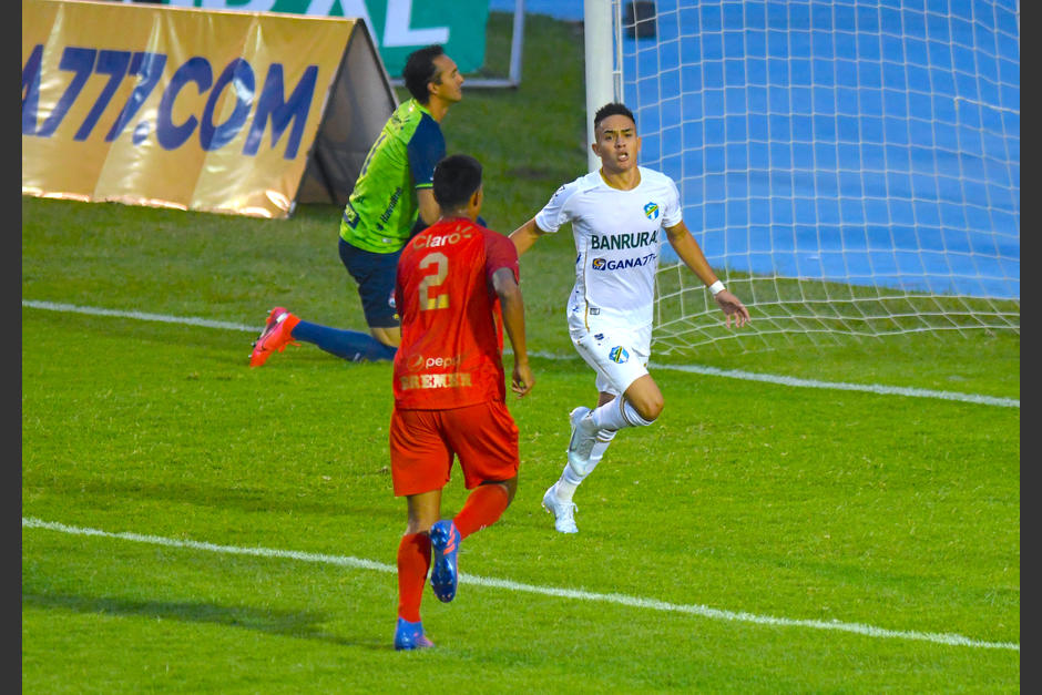 Óscar Santis marcó el gol en la ruta hacia el campeonato de Comunicaciones. (Foto: Nuestro Diario)